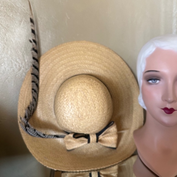 ASTOUNDING VINTAGE STRAW WIDE BRIM HAT + VERY LONG BLACK/IVORY BANDED FEATHER main image 4